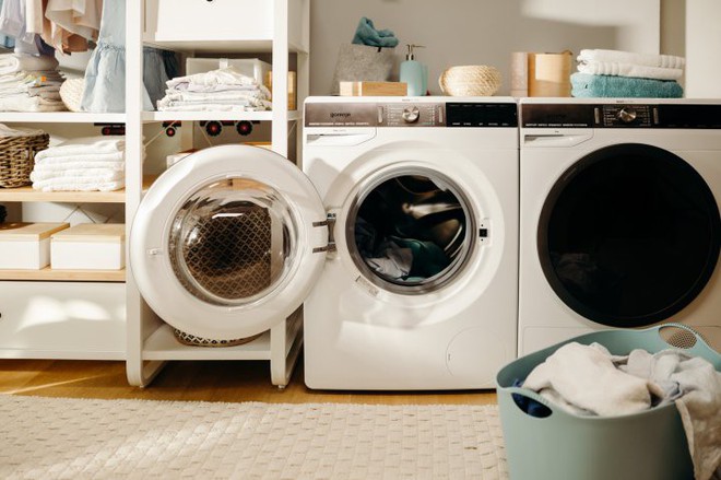 Góc các bà nội trợ thắc mắc: Vì sao quần áo dùng máy sấy làm khô thì mềm, nhưng phơi ngoài nắng lại cứng cong queo? - Ảnh 1.