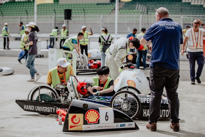 Những khoảnh khắc căng thẳng và vỡ òa trong chiến thắng của sinh viên Việt Nam tại Shell Eco-marathon 2019 - Ảnh 2.