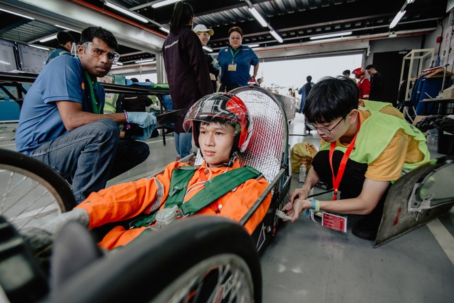 Những khoảnh khắc căng thẳng và vỡ òa trong chiến thắng của sinh viên Việt Nam tại Shell Eco-marathon 2019 - Ảnh 4.