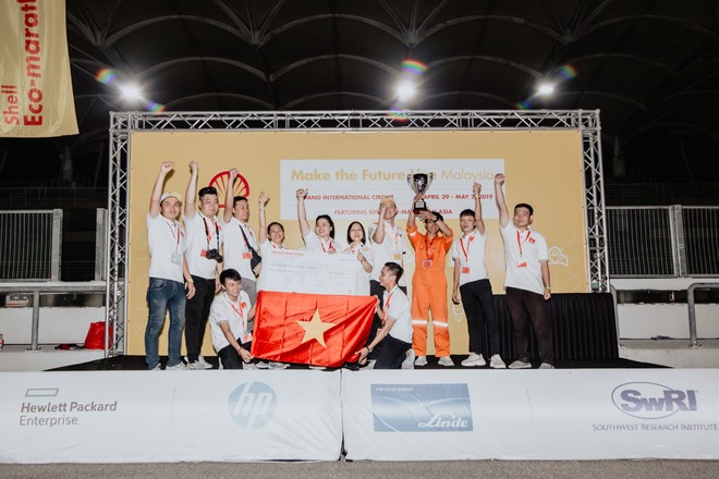 Những khoảnh khắc căng thẳng và vỡ òa trong chiến thắng của sinh viên Việt Nam tại Shell Eco-marathon 2019 - Ảnh 9.