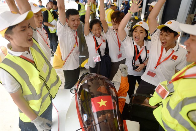 Những khoảnh khắc căng thẳng và vỡ òa trong chiến thắng của sinh viên Việt Nam tại Shell Eco-marathon 2019 - Ảnh 11.