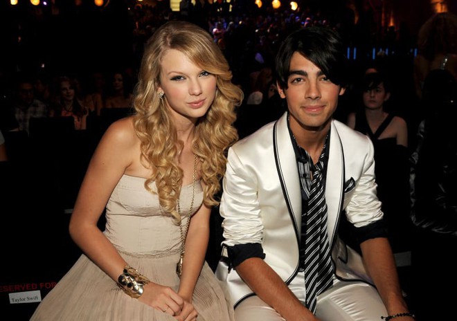 Taylor Swift bị ném đá không trượt phát nào khi nhắc lại cuộc gọi chia tay 27 giây của Joe Jonas - Ảnh 3.