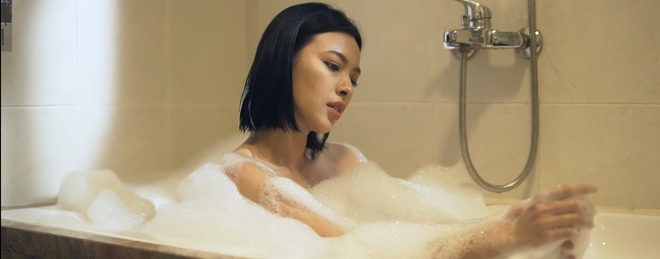 Sau cảnh n&oacute;ng đầu tay, T&uacute; Hảo khỏa th&acirc;n tắm bồn nhưng vẫn kh&ocirc;ng đủ mặn cho Cừu Đen - Ảnh 3.