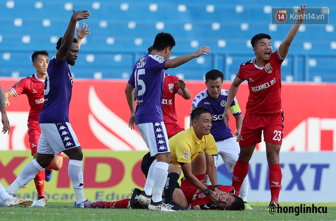 Trọng tài dùng tay ngăn cầu thủ U22 Việt Nam nuốt lưỡi sau pha va chạm cực mạnh ở V.League - Ảnh 4.