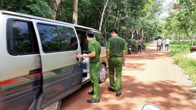 Cảnh sát vào rừng cao su, truy tìm dấu vết để phá án vụ 2 thi thể trong thùng nước đổ bê tông - Ảnh 2.