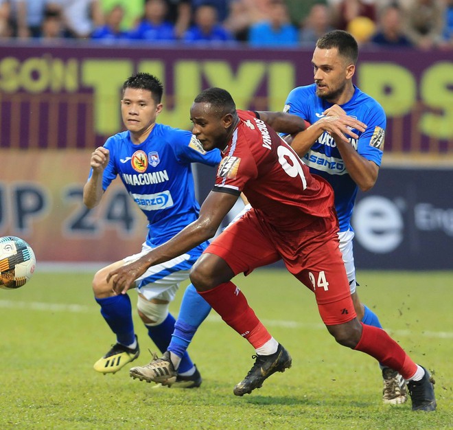 Mạc Hồng Qu&acirc;n ăn mừng kiểu bụng bầu khi ghi b&agrave;n v&agrave;o lưới đội đầu bảng V.League - Ảnh 1.