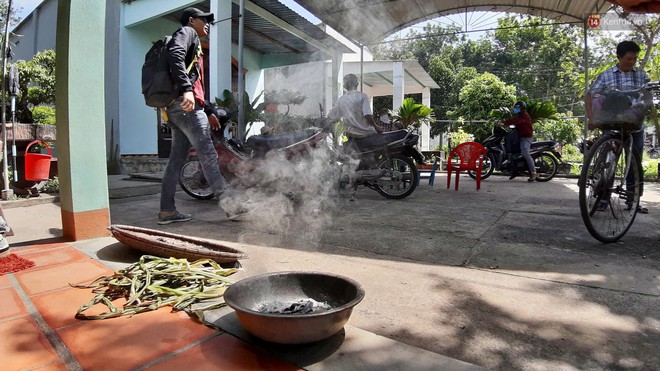 Cảnh sát vào rừng cao su, truy tìm dấu vết để phá án vụ 2 thi thể trong thùng nước đổ bê tông - Ảnh 4.