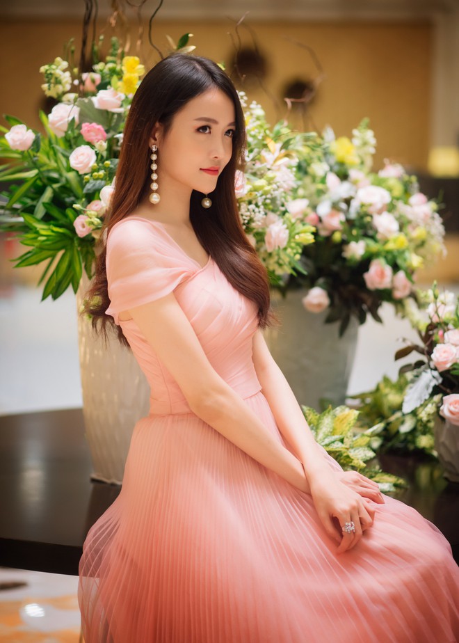 &Aacute; hậu Trương Mỹ Nh&acirc;n khoe nhan sắc ng&agrave;y c&agrave;ng thăng hạng khi tham dự sự kiện  - Ảnh 2.