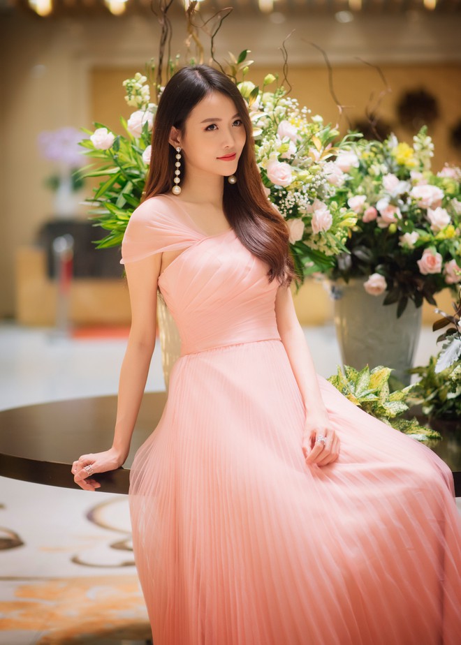 &Aacute; hậu Trương Mỹ Nh&acirc;n khoe nhan sắc ng&agrave;y c&agrave;ng thăng hạng khi tham dự sự kiện  - Ảnh 1.