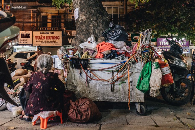 Đời buồn của cụ bà bán hàng rong sống cạnh nhà vệ sinh công cộng ở Hà Nội: Ngày xưa lăn lộn nuôi con, nhưng chúng nó lần lượt ra đi hết rồi... - Ảnh 12.