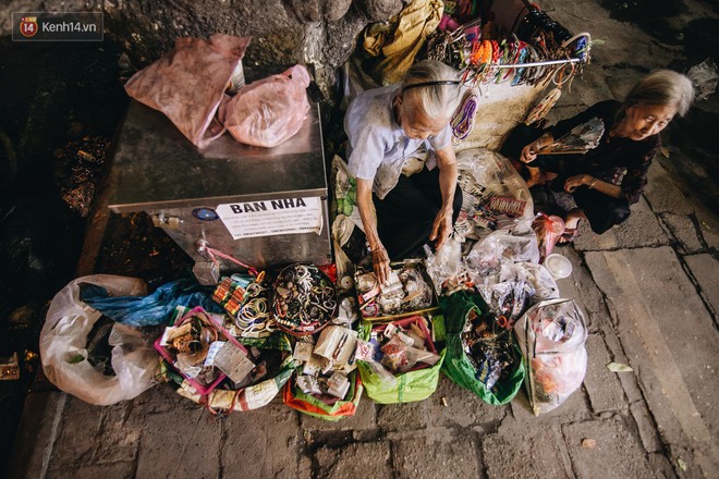 Đời buồn của cụ bà bán hàng rong sống cạnh nhà vệ sinh công cộng ở Hà Nội: Ngày xưa lăn lộn nuôi con, nhưng chúng nó lần lượt ra đi hết rồi... - Ảnh 8.