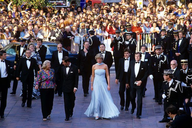 Dù đã hơn 30 năm nhưng chiếc đầm tuyệt đẹp của công nương Diana và khoảnh khắc “tình tứ” với chồng tại Cannes vẫn thật khó quên - Ảnh 2.