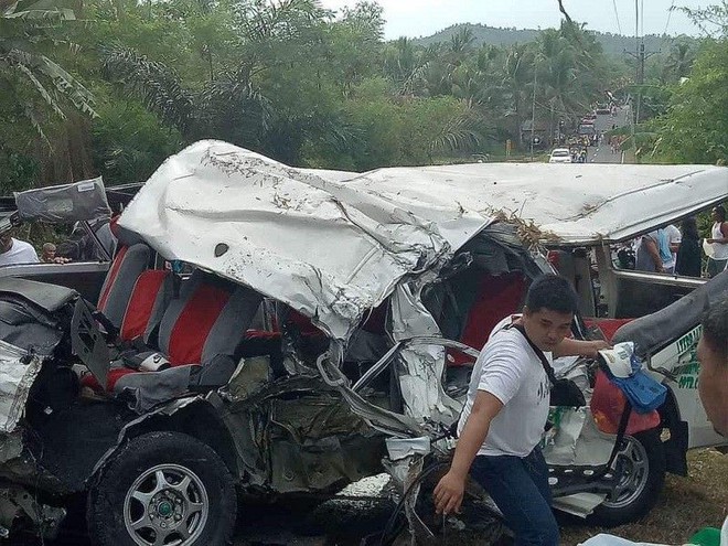 Xe khách đâm xe tải khiến 8 người thiệt mạng, 13 người bị thương - Ảnh 1.