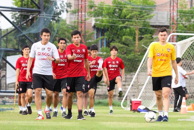 Văn Lâm tập chung với thần tượng kiêm đối thủ là thủ môn số 1 tuyển Thái Lan ngay trước thềm Kings Cup - Ảnh 9.