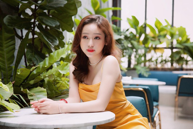 Tự đăng ảnh l&ecirc;n Facebook, Th&uacute;y Vi khiến d&acirc;n t&igrave;nh hoang mang khi tấm th&igrave; V-line chuẩn, tấm lại mặt tr&ograve;n ph&uacute;c hậu - Ảnh 1.