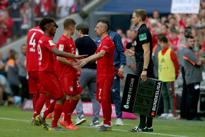 Khoảnh khắc cho thấy vẻ đẹp tuyệt vời của bóng đá: Hai huyền thoại của ông vua nước Đức xúc động nghẹn ngào, rơi lệ khi ghi bàn trong trận đấu cuối - Ảnh 3.