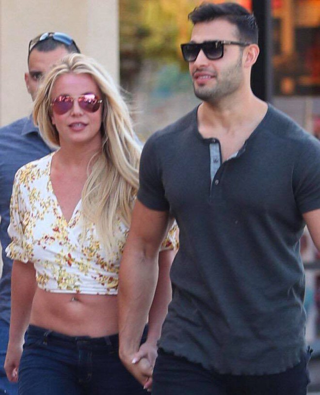 Britney bất ngờ tươi cười tuy&ecirc;n bố sẽ trở lại sớm sau khi quản l&yacute; bảo sắp giải nghệ: fan biết tin ai b&acirc;y giờ? - Ảnh 1.