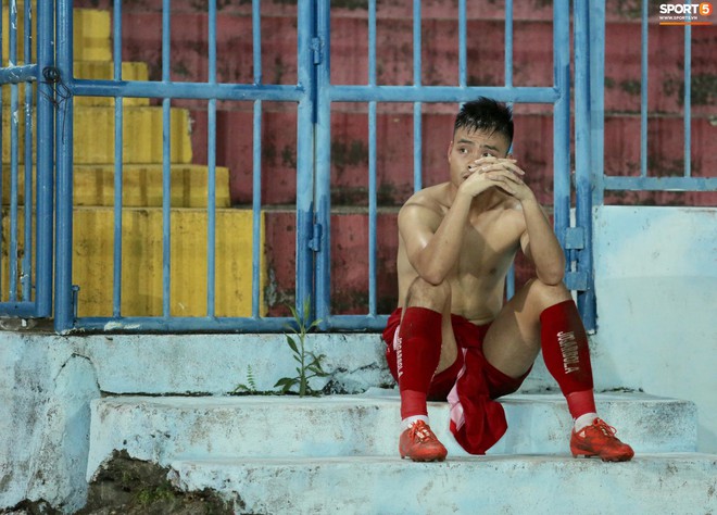 CĐV Hải Phòng ném chai lọ vì bất bình với trọng tài sau trận Hải Phòng gặp Thanh Hóa - Ảnh 6.