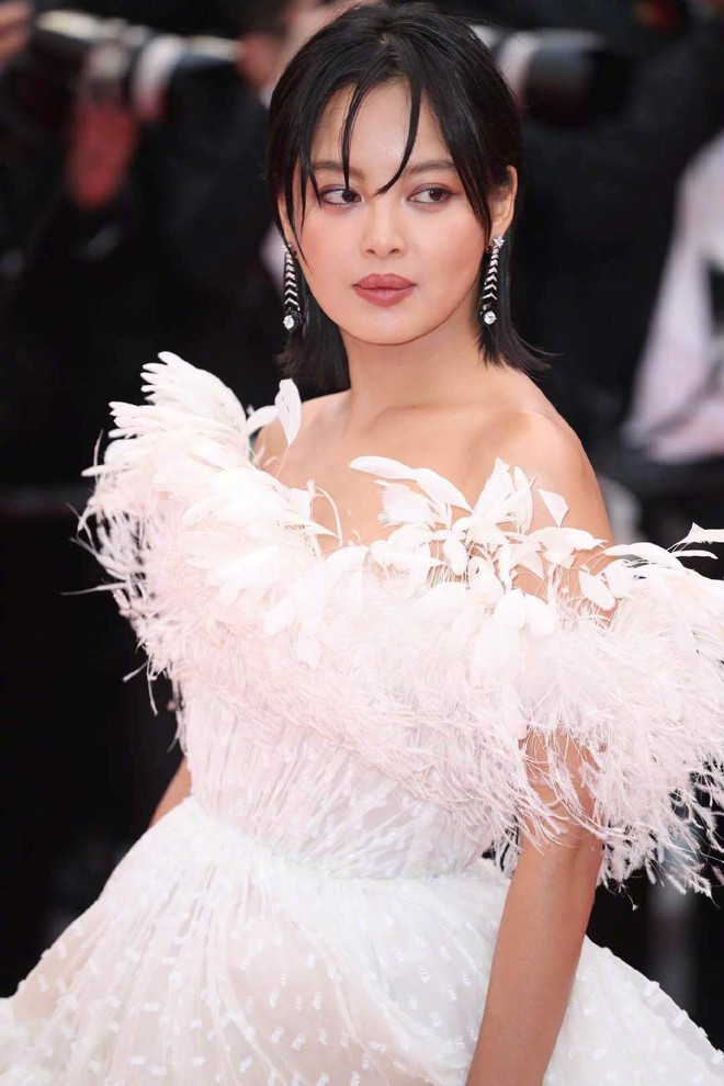 Ngày 4 Cannes: Bella Hadid diễn sâu hết cỡ bên sao nữ Ấn Độ trội nhất thảm đỏ, Thánh lố hoa lá hẹ xuất hiện - Ảnh 37.