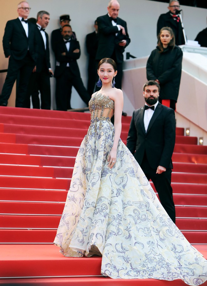 Không có Phạm Băng Băng, đây là nữ thần Trung Quốc đẹp nao lòng, gây bão với truyền thông quốc tế tại Cannes - Ảnh 2.