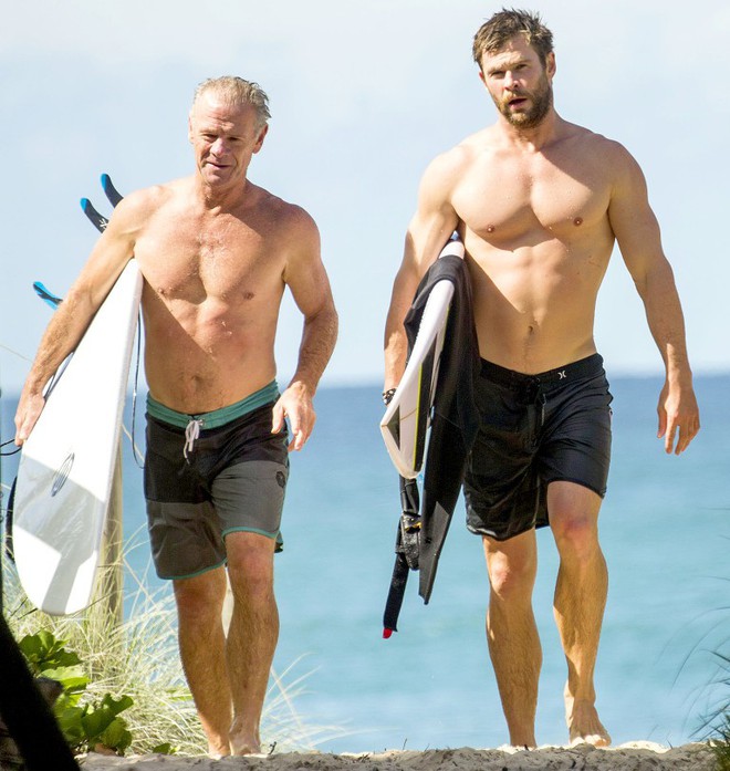 Th&acirc;n h&igrave;nh bố của Thor Chris Hemsworth bất ngờ g&acirc;y b&atilde;o: Ai d&egrave; c&ograve;n chuẩn hơn h&agrave;ng &Uacute;c si&ecirc;u hot của con trai - Ảnh 3.