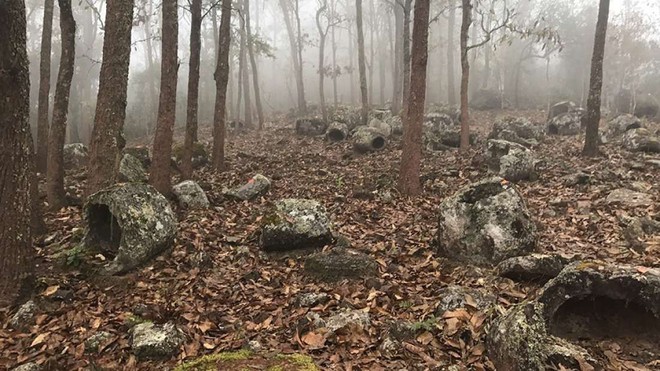 Bí ẩn hàng trăm chiếc chum đá của người chết được tìm thấy tại Lào: 2000 năm chưa có lời giải - Ảnh 1.