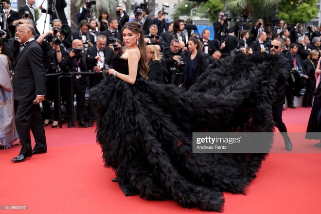 Ngày 4 Cannes: Bella Hadid diễn sâu hết cỡ bên sao nữ Ấn Độ trội nhất thảm đỏ, Thánh lố hoa lá hẹ xuất hiện - Ảnh 11.