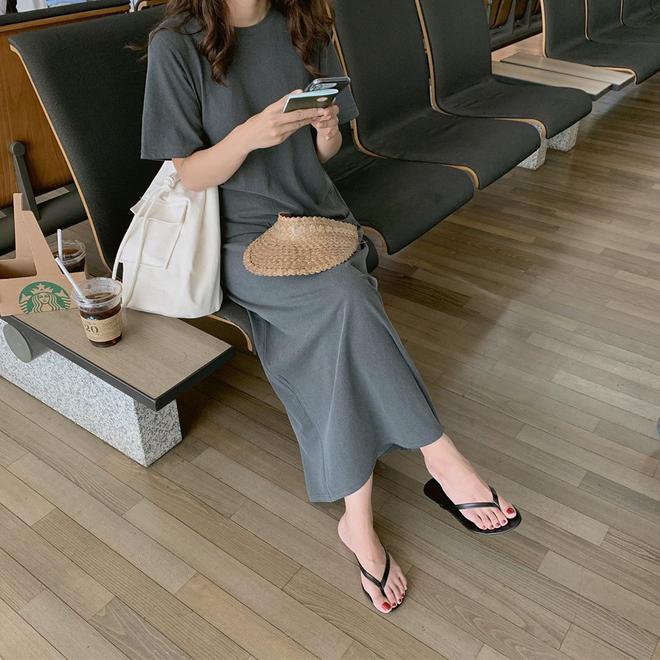 Nắng tưng bừng, c&aacute;c n&agrave;ng mặc đồ hở chưa chắc đ&atilde; hay bằng diện 4 items vừa m&aacute;t mẻ vừa chống nắng hữu hiệu n&agrave;y - Ảnh 12.