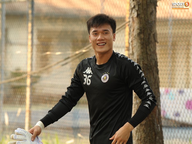 Thủ môn Bùi Tiến Dũng lần đầu tiên bắt chính cho Hà Nội FC, đối đầu với em trai và bạn thân Hà Đức Chinh - Ảnh 1.