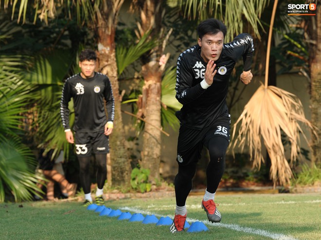 Thủ m&ocirc;n B&ugrave;i Tiến Dũng lần đầu ti&ecirc;n bắt ch&iacute;nh cho H&agrave; Nội FC, đối đầu với em trai v&agrave; bạn th&acirc;n H&agrave; Đức Chinh - Ảnh 2.