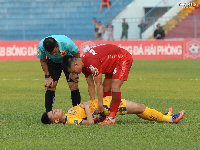 Hành động đẹp của cầu thủ Hải Phòng trong trận cầu nảy lửa với Thanh Hoá - Ảnh 9.