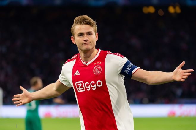 Đội trưởng 19 tuổi đẹp trai như thi&ecirc;n thần của Ajax phải cắt quần thi đấu v&igrave; đ&ugrave;i qu&aacute; to - Ảnh 7.
