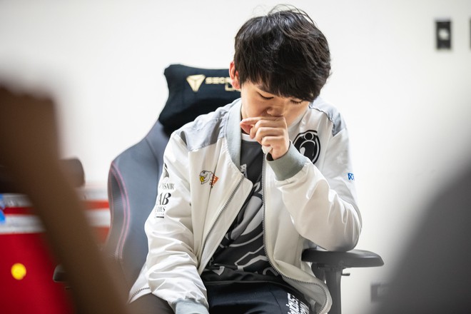 Chạnh lòng nhìn cảnh game thủ soái ca mắt đỏ hoe, khóc nức nở vì bị loại khỏi MSI 2019 - Ảnh 2.