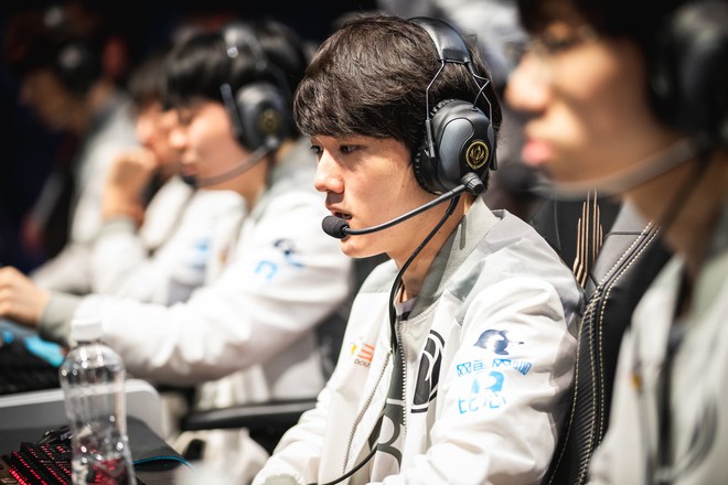 Chạnh lòng nhìn cảnh game thủ soái ca mắt đỏ hoe, khóc nức nở vì bị loại khỏi MSI 2019 - Ảnh 1.