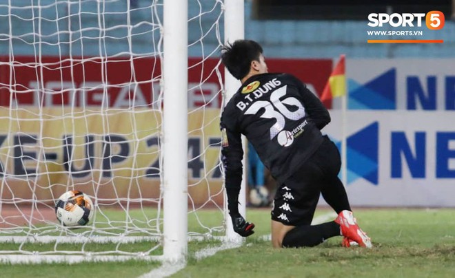 CLB H&agrave; Nội 3-2 Đ&agrave; Nẵng: Nh&agrave; v&ocirc; địch thắng to&aacute;t mồ h&ocirc;i trong ng&agrave;y ra mắt của B&ugrave;i Tiến Dũng - Ảnh 2.