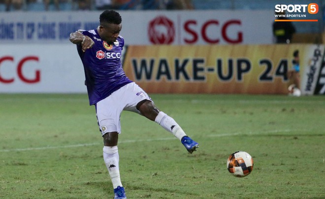 CLB H&agrave; Nội 3-2 Đ&agrave; Nẵng: Nh&agrave; v&ocirc; địch thắng to&aacute;t mồ h&ocirc;i trong ng&agrave;y ra mắt của B&ugrave;i Tiến Dũng - Ảnh 1.