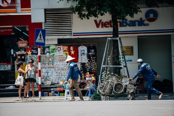 Người lao động ở Hà Nội vật vã chống chọi với nắng nóng trên 40 độ C, chỉ mong trời dịu mát phần nào - Ảnh 1.