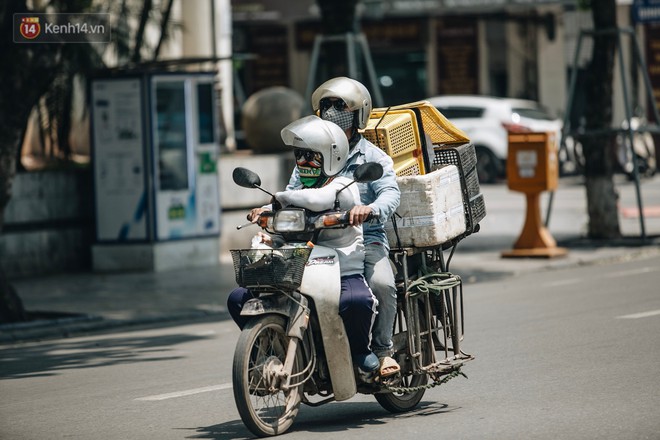 Người lao động ở Hà Nội vật vã chống chọi với nắng nóng trên 40 độ C, chỉ mong trời dịu mát phần nào - Ảnh 11.