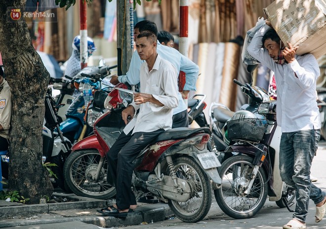 Người lao động ở Hà Nội vật vã chống chọi với nắng nóng trên 40 độ C, chỉ mong trời dịu mát phần nào - Ảnh 4.