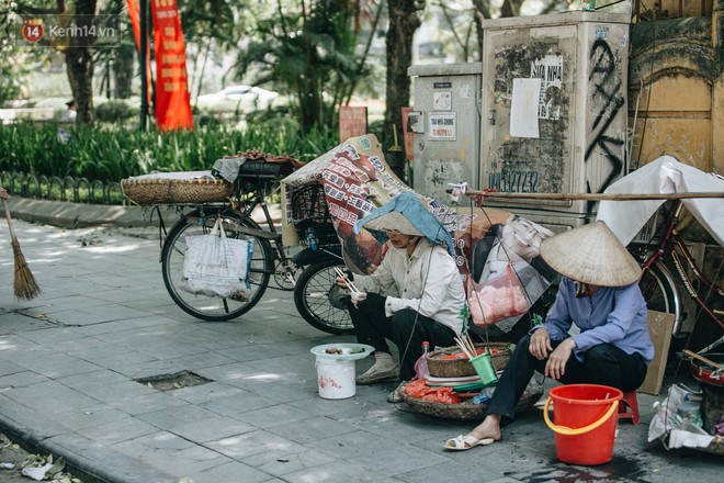 Người lao động ở Hà Nội vật vã chống chọi với nắng nóng trên 40 độ C, chỉ mong trời dịu mát phần nào - Ảnh 12.