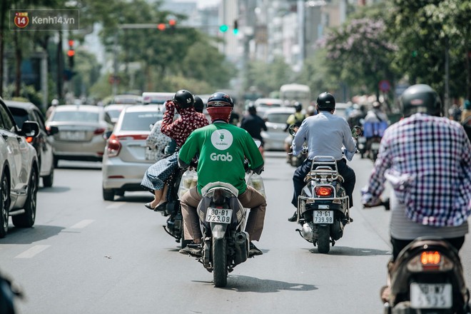 Người lao động ở Hà Nội vật vã chống chọi với nắng nóng trên 40 độ C, chỉ mong trời dịu mát phần nào - Ảnh 8.