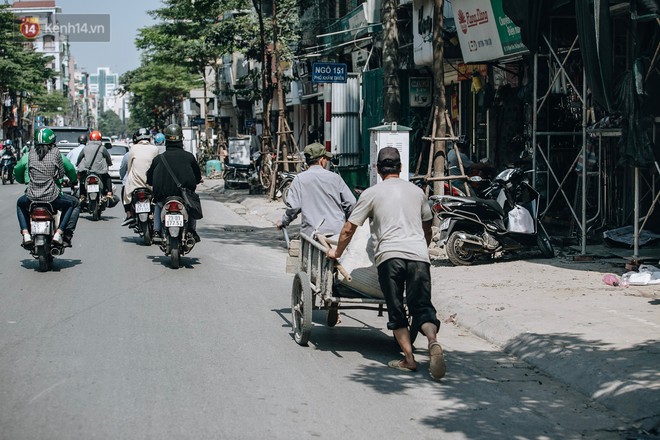 Người lao động ở Hà Nội vật vã chống chọi với nắng nóng trên 40 độ C, chỉ mong trời dịu mát phần nào - Ảnh 7.