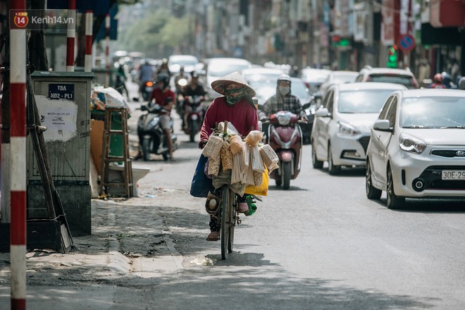 Người lao động ở Hà Nội vật vã chống chọi với nắng nóng trên 40 độ C, chỉ mong trời dịu mát phần nào - Ảnh 3.