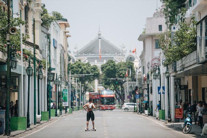 Ảnh: Hà Nội nắng nóng “cháy da cháy thịt”, nhiều người không khỏi mệt mỏi tìm bóng cây nghỉ ngơi - Ảnh 21.