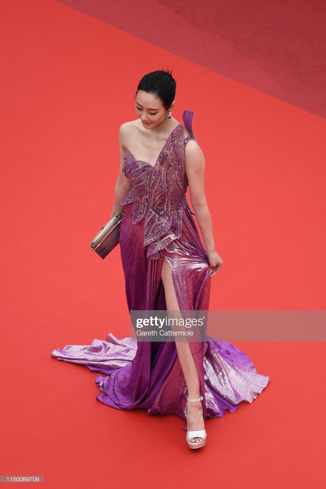 Thảm đỏ Cannes nhường spotlight cho Nick Jonas cung phụng Hoa hậu, Sui He gây sốc như không mặc gì - Ảnh 22.