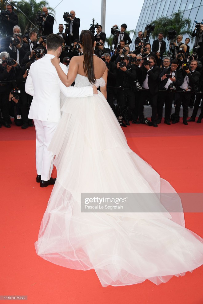 Thảm đỏ Cannes nhường spotlight cho Nick Jonas cung phụng Hoa hậu, Sui He gây sốc như không mặc gì - Ảnh 2.