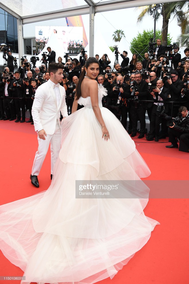 Thảm đỏ Cannes nhường spotlight cho Nick Jonas cung phụng Hoa hậu, Sui He gây sốc như không mặc gì - Ảnh 3.
