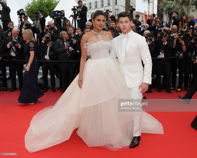 Thảm đỏ Cannes nhường spotlight cho Nick Jonas cung phụng Hoa hậu, Sui He gây sốc như không mặc gì - Ảnh 4.