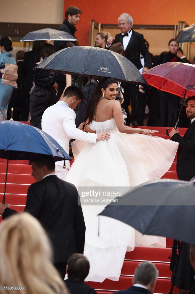 Thảm đỏ Cannes nhường spotlight cho Nick Jonas cung phụng Hoa hậu, Sui He gây sốc như không mặc gì - Ảnh 5.