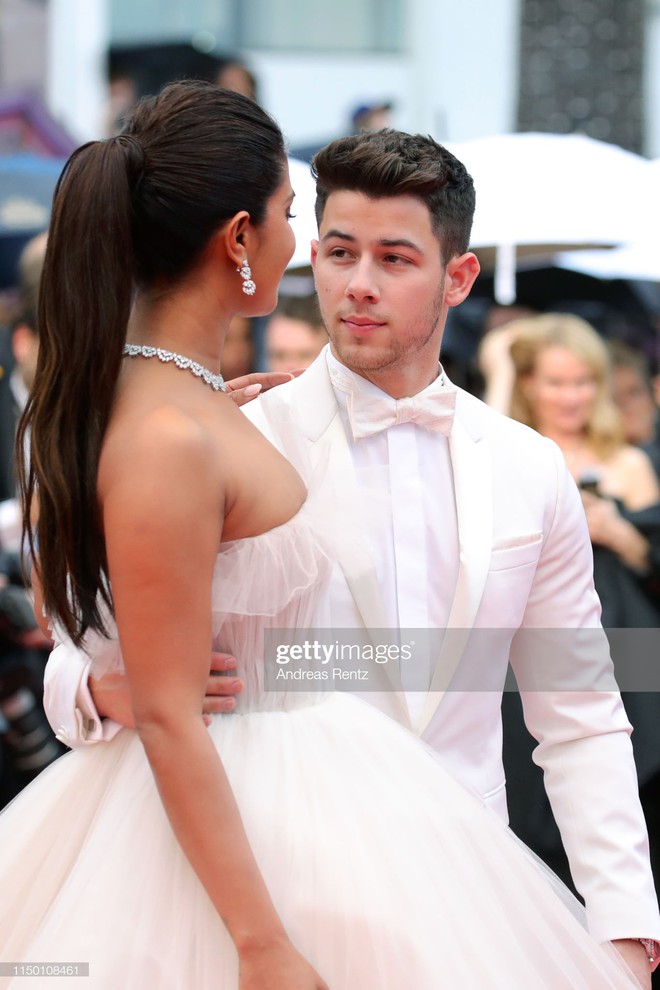 Thảm đỏ Cannes nhường spotlight cho Nick Jonas cung phụng Hoa hậu, Sui He gây sốc như không mặc gì - Ảnh 7.
